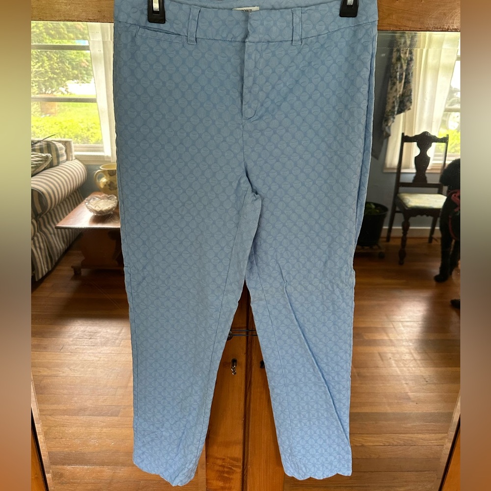 Crown & Ivy cornflower blue ankle pants. Scalloped hem. Size 6.